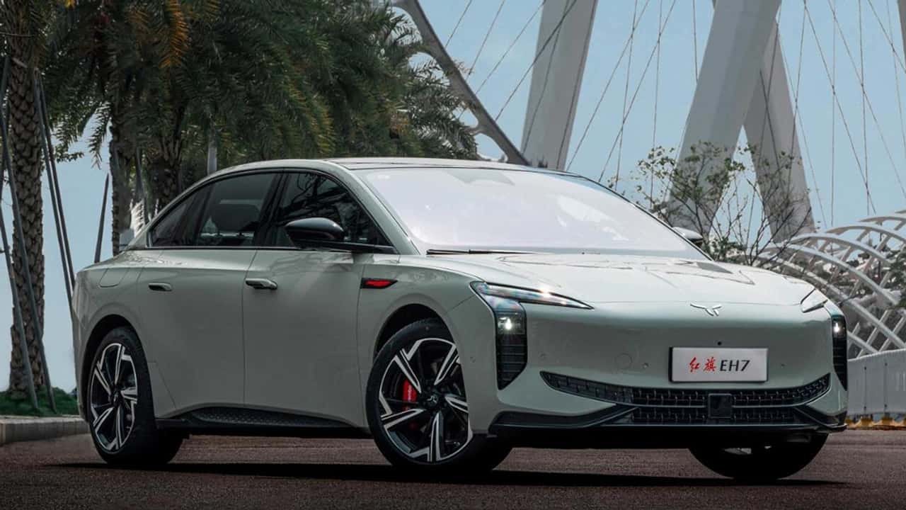 The Hongqi EH7 saloon produced by FAW