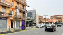 Una colonnina di ricarica in corrente continua in città