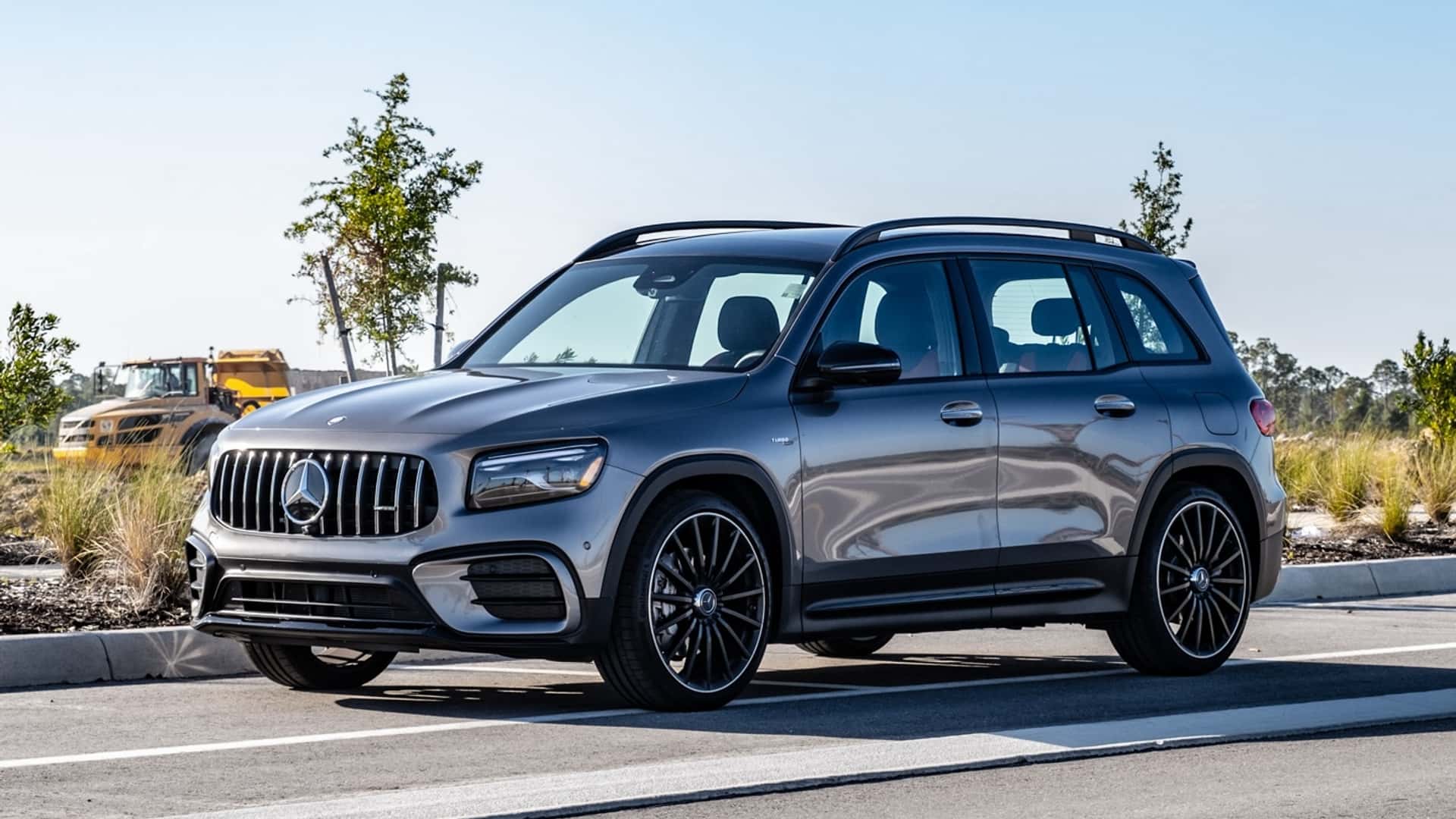 https://cdn.motor1.com/images/mgl/eoOvLM/s1/2024-merceds-amg-glb35-review.jpg