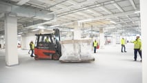 Anlieferung der ersten Anlage in der neuen Halle für die künftige E-Antriebsproduktion im BMW Group Werk Steyr (01/2024)