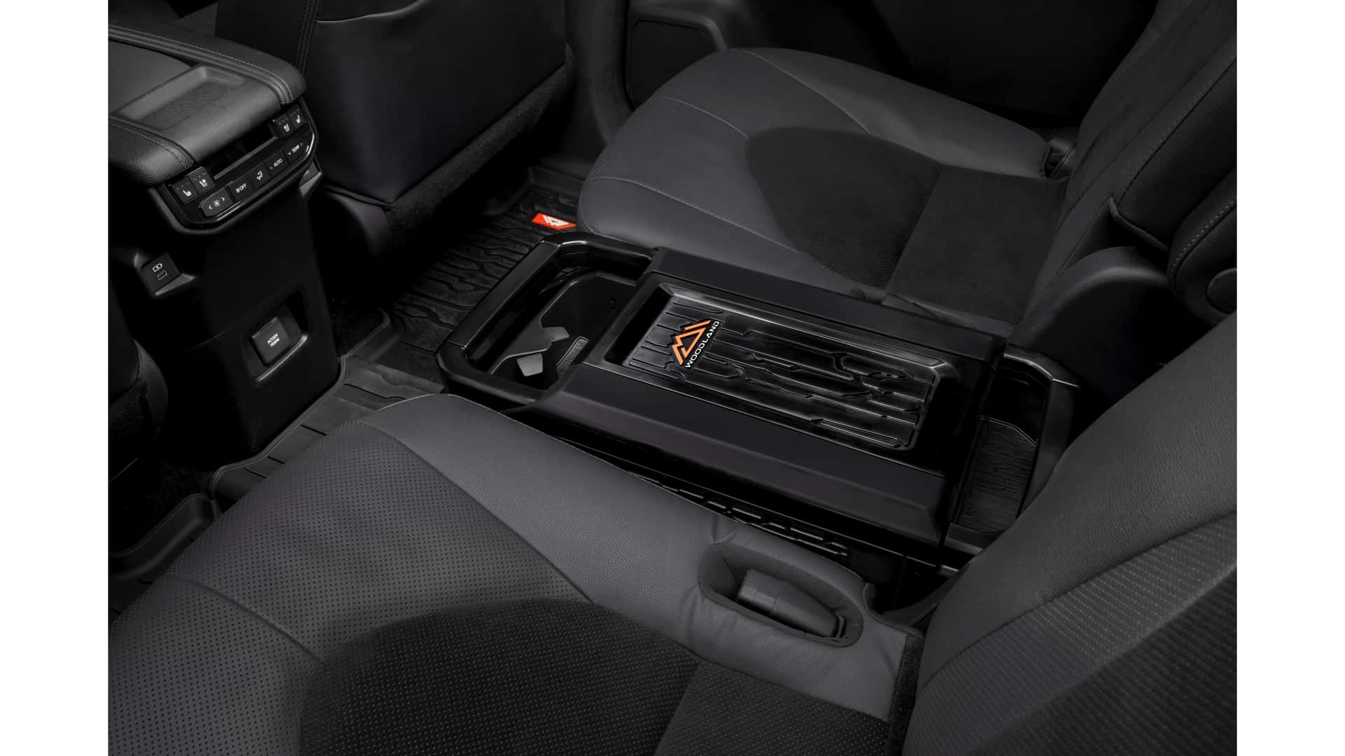 Холодильник во втором ряду Toyota Grand Highlander Woodland
