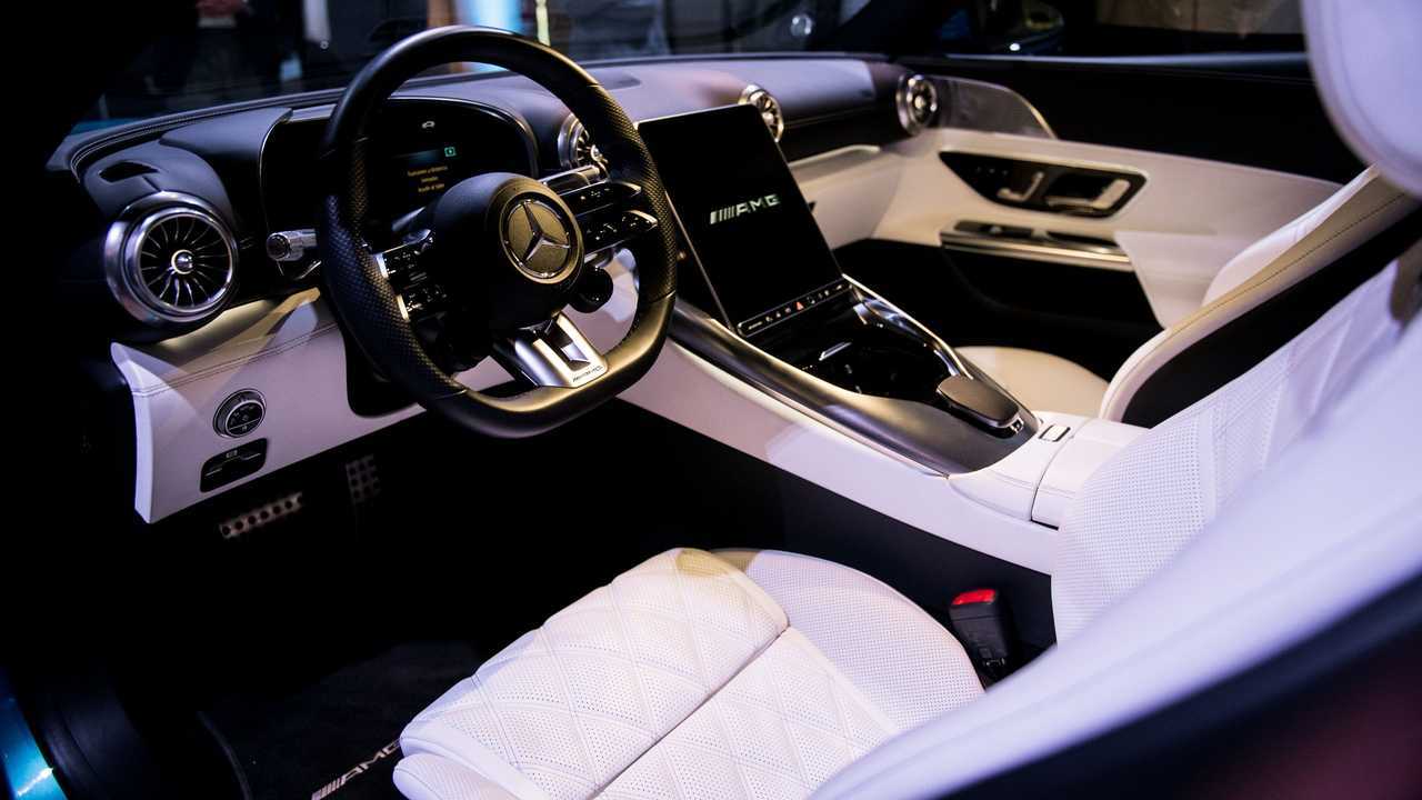 Интерьер Mercedes-AMG SL 43