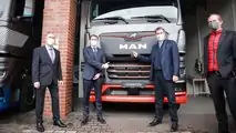 Der bayrische Ministerpräsident Söder (dritter von links) mit MAN-Chef Vlaskamp (zweiter von links), Wirtschaftsminister Aiwanger (links) und MAN-Entwicklungschef Zohm bei der Vorstellung des Elektro-Lasters in Nürnberg 