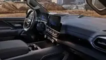 Panoramica del cruscotto interno del Chevrolet Silverado EV 2024 Work Truck