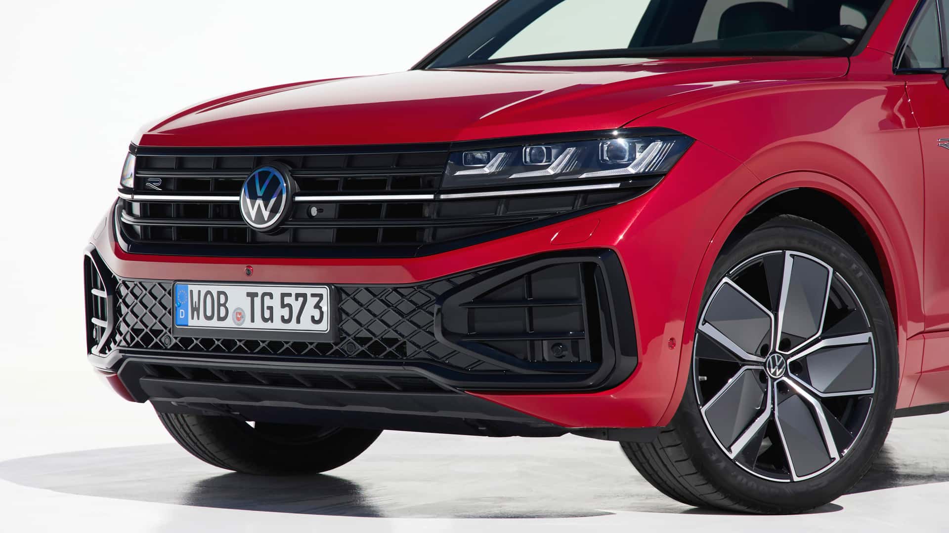 https://cdn.motor1.com/images/mgl/eobWKV/s1/volkswagen-touareg-r-line-2023.jpg