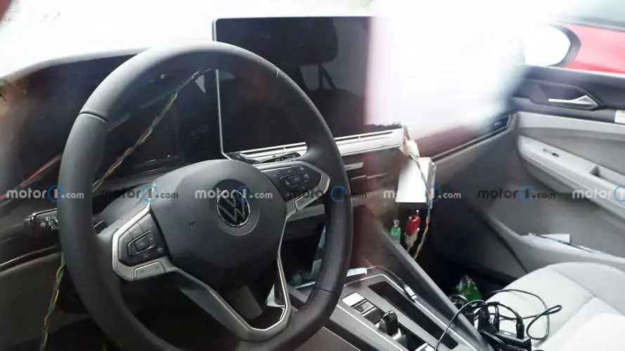 https://cdn.motor1.com/images/mgl/eolloE/s4/volkswagen-golf-facelift-2023-mule-mit-innenraum.webp