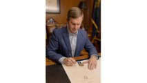 Il governatore del Kentucky Andy Beshear firma il Kentrucky Day