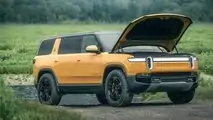 Rivian R1S in Compass Yellow mit geöffneter Fronthaube