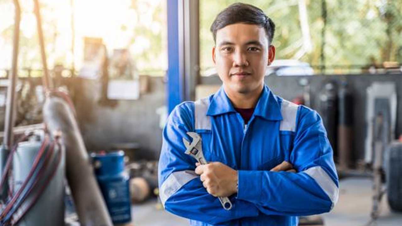 Ilustrasi Service Mobil Pakai Asuransi.