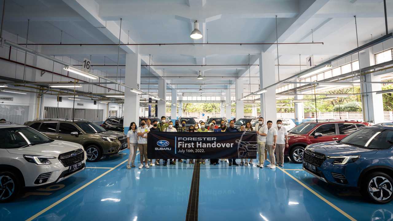 Acara penyerahan New Subaru Forester kepada 10 pelanggan pertama di Plaza Subaru.