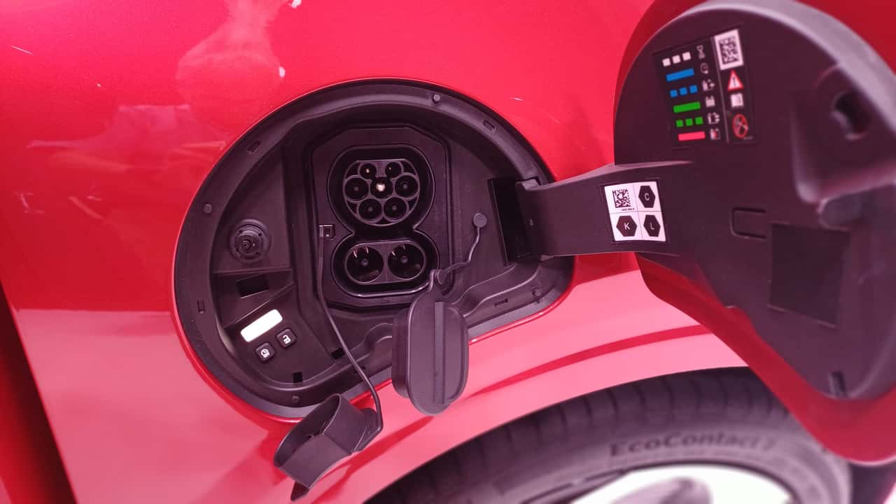 Renault Twingo Electric (2026): la porta di ricarica CCS2 si trova nella parte anteriore destra