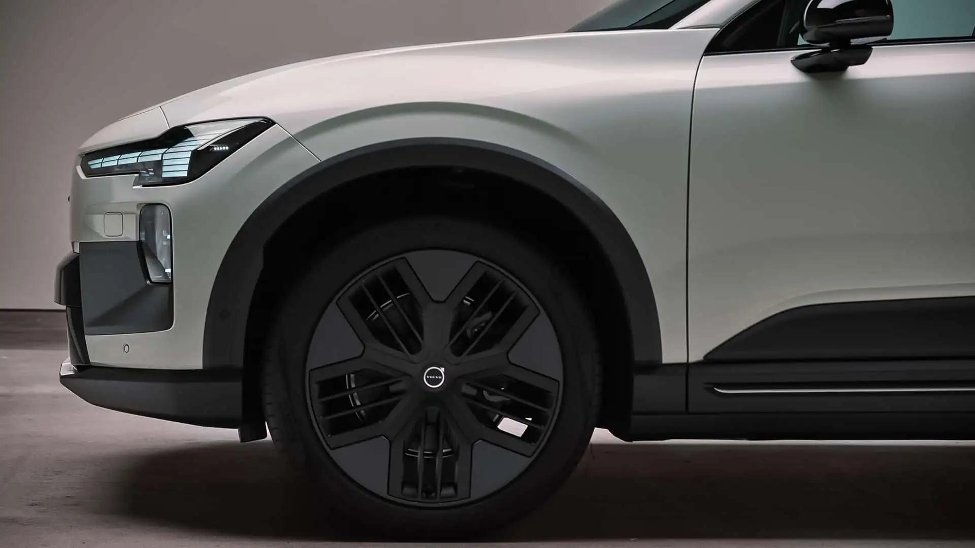 https://cdn.motor1.com/images/mgl/eoz81M/s1/volvo-ex60-cross-country-2026.webp