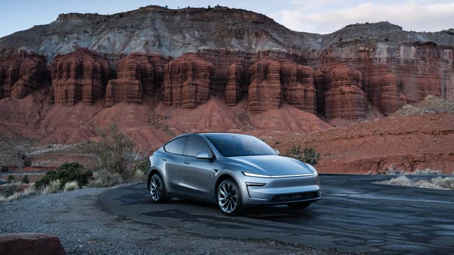 La Tesla Model Y a 7 posti sbarca in Italia