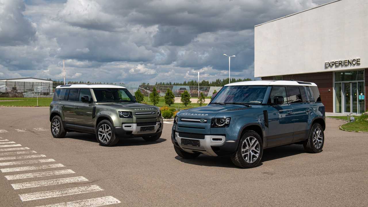 Land Rover Defender 110 в разных цветах.