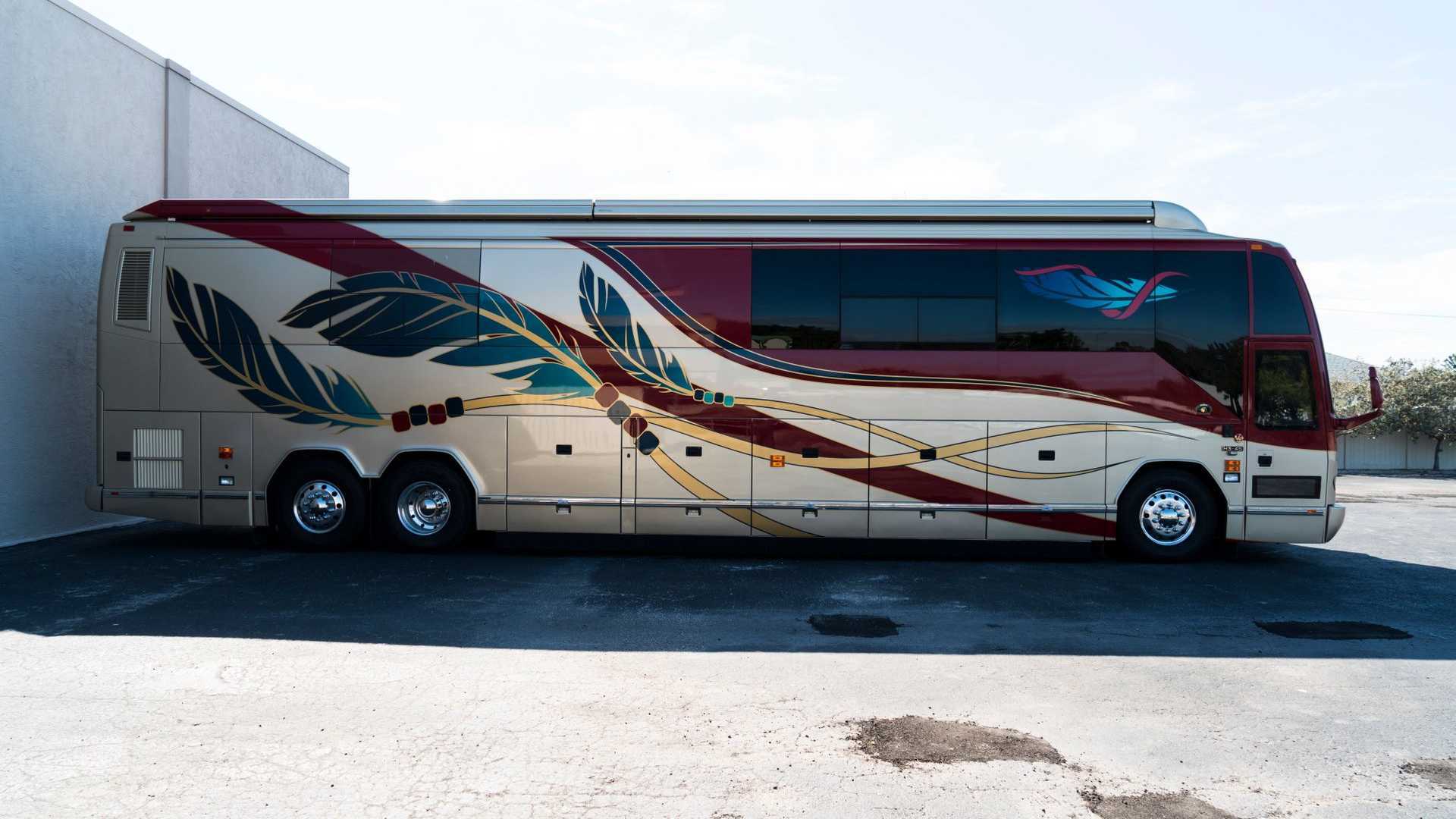 ["Hit The Road In This Ultra-Luxurious 2006 Prevost Motor Coach"]