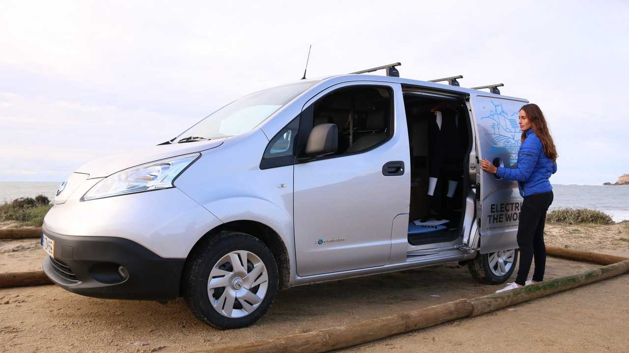 Nissan e-NV200 elettrizza la surfista Michelle des Bouillons