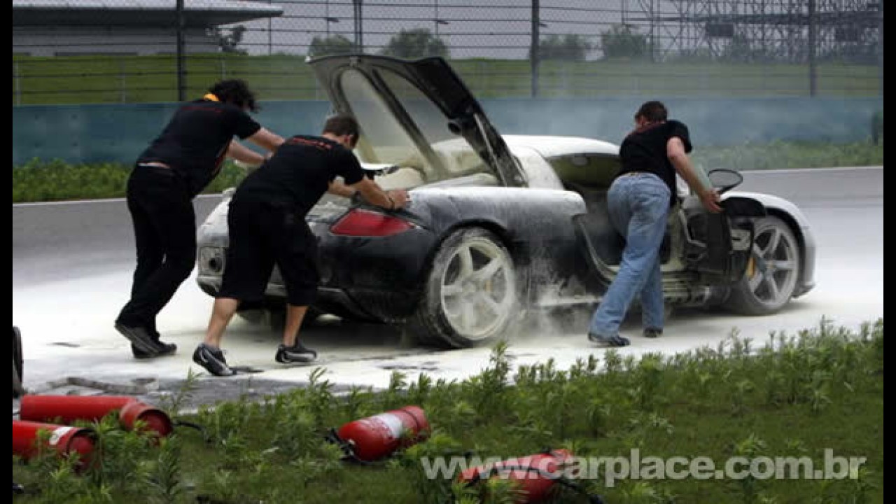 Esse é quente! Porsche Carrera GT pega fogo em Shangai