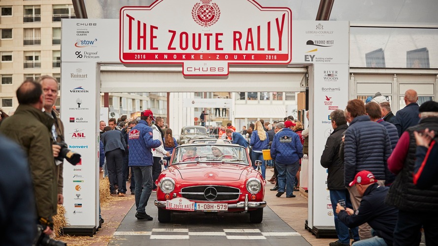 Sinistre total pour cette Mercedes SL 190 Cabrio lors du Zoute Grand Prix