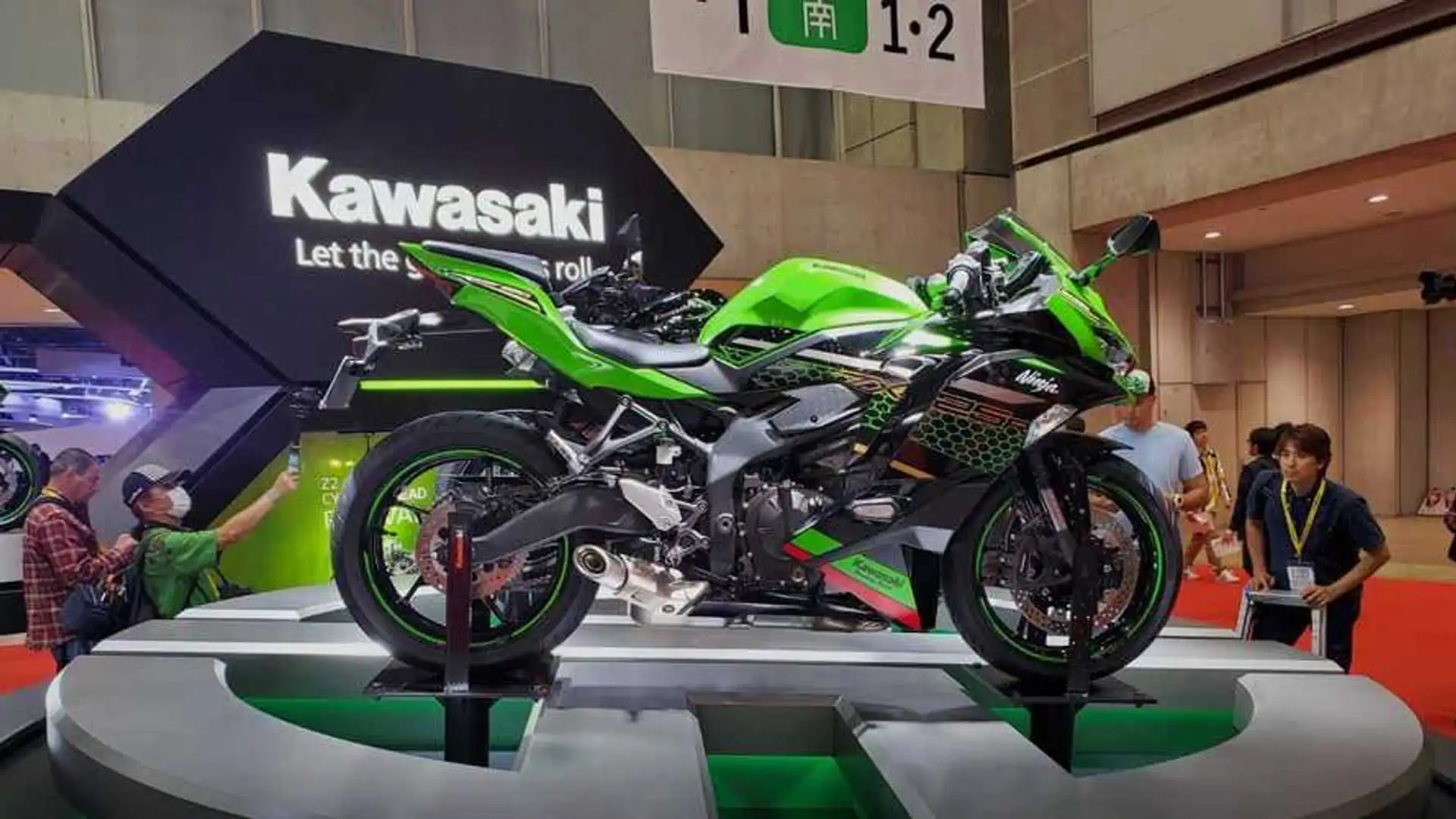 Kawasaki, 4 silindirli yeni modeli Ninja ZX-25R'ı tanıttı