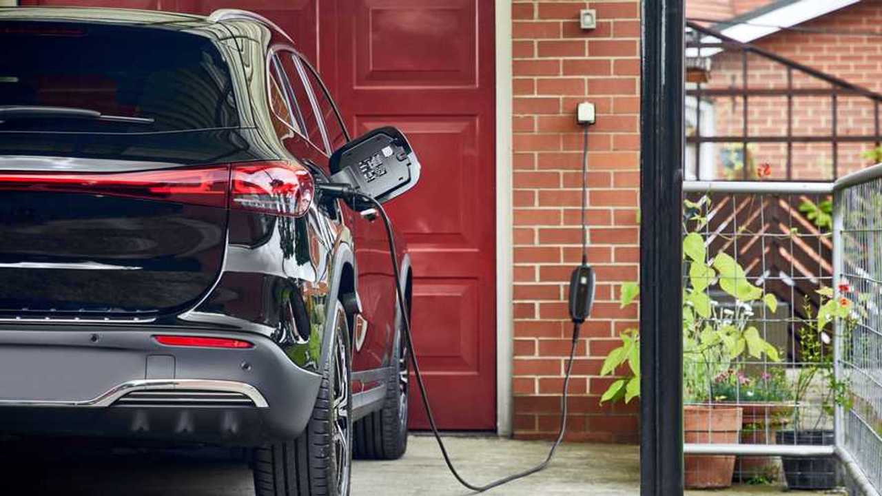 Auto elettrica in carica con OSRAM BATTERYcharge