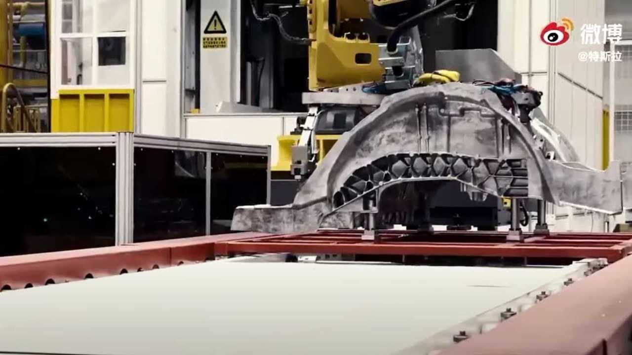 tesla-giga-press-a-shangai (1)