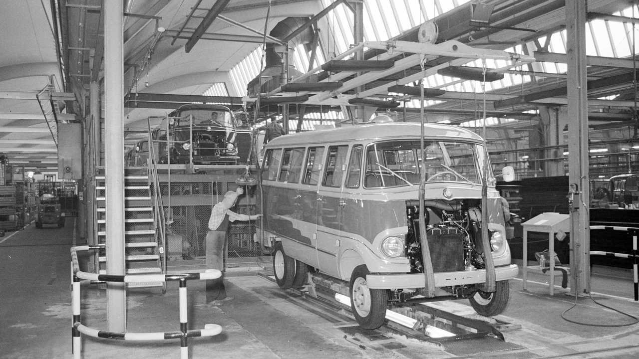 Mercedes L319 in linea d'assemblaggio a metà Anni '60