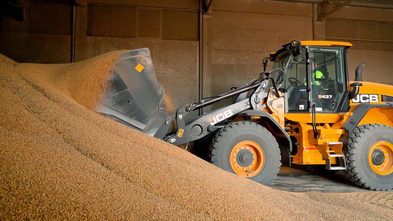 quattro-pale-jcb-437-agri-cambiano-il-lavoro-in-berti-group-tempi-di-carico-spin