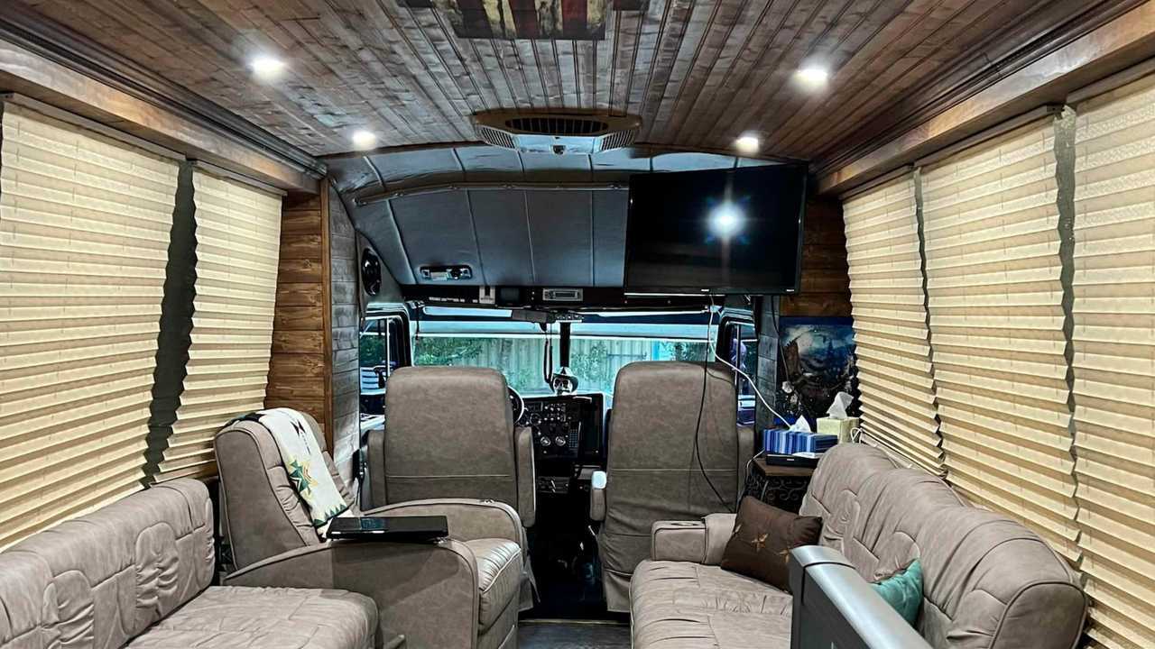 Kingsley Coach Motorhome 1990 su base Peterbilt restaurato e aggiornato nel 2022