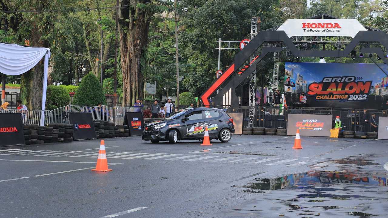 Aksi peserta Brio Slalom Challenge 2022 putaran kedua di Bandung.