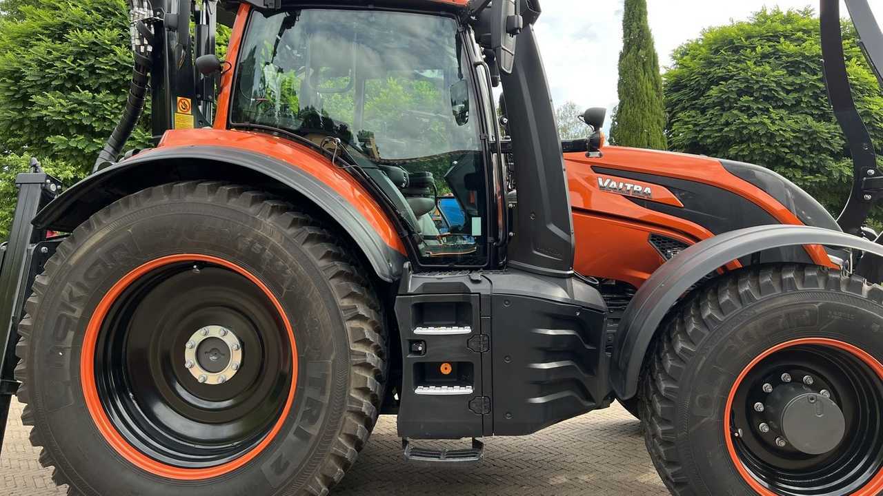 Valtra T235 V e Kesla 316 T Studio Unlimited