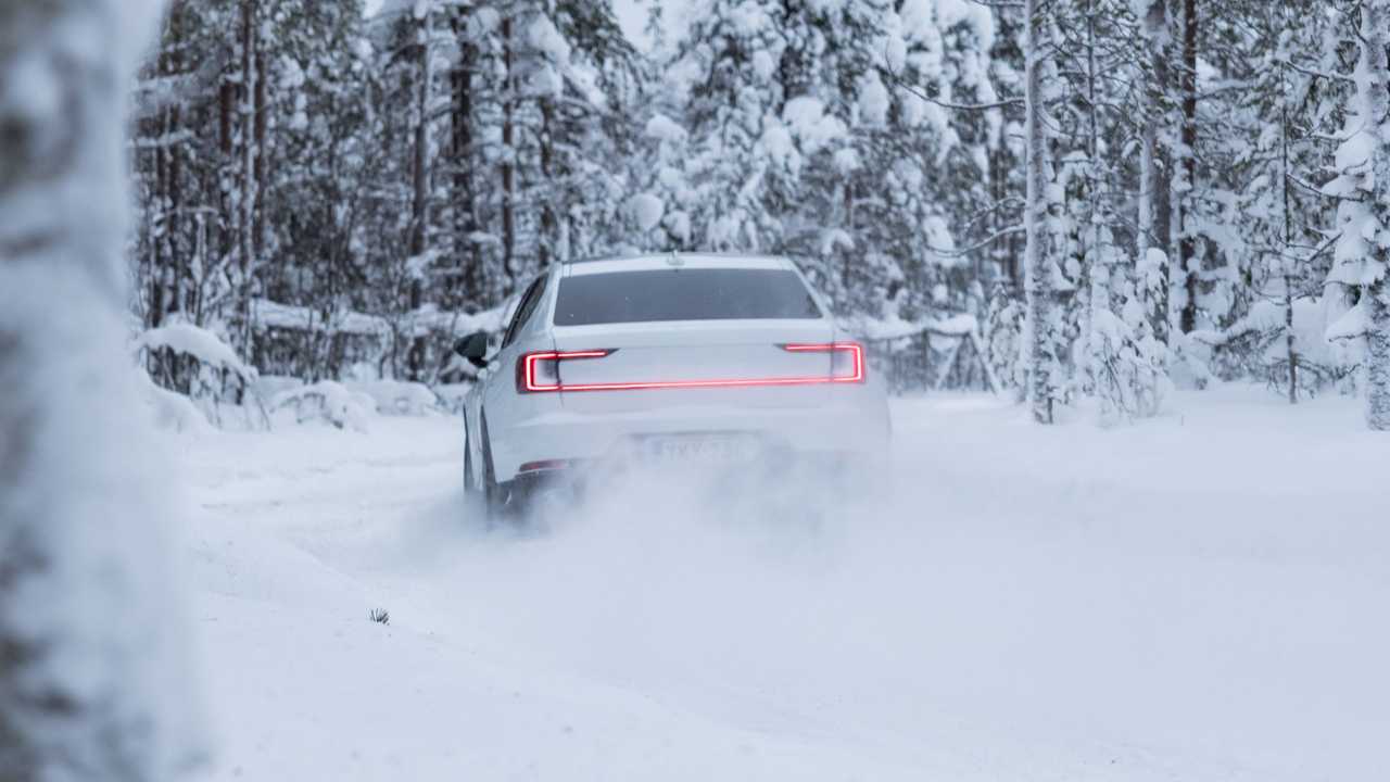 Foto - Polestar 2, la prova in Lapponia sulla neve