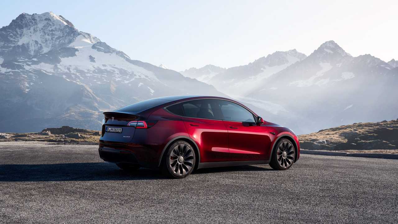 Tesla_Model Y_Midnight Cherry Red_1