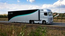 Gli Actros Gigaspace del Mercedes-AMG Petronas F1 Team
