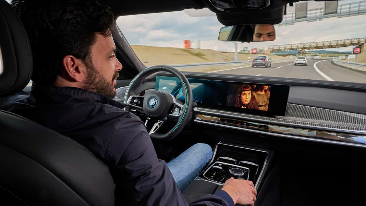 La BMW Serie 7 potrà guidare (quasi) da sola in Germania