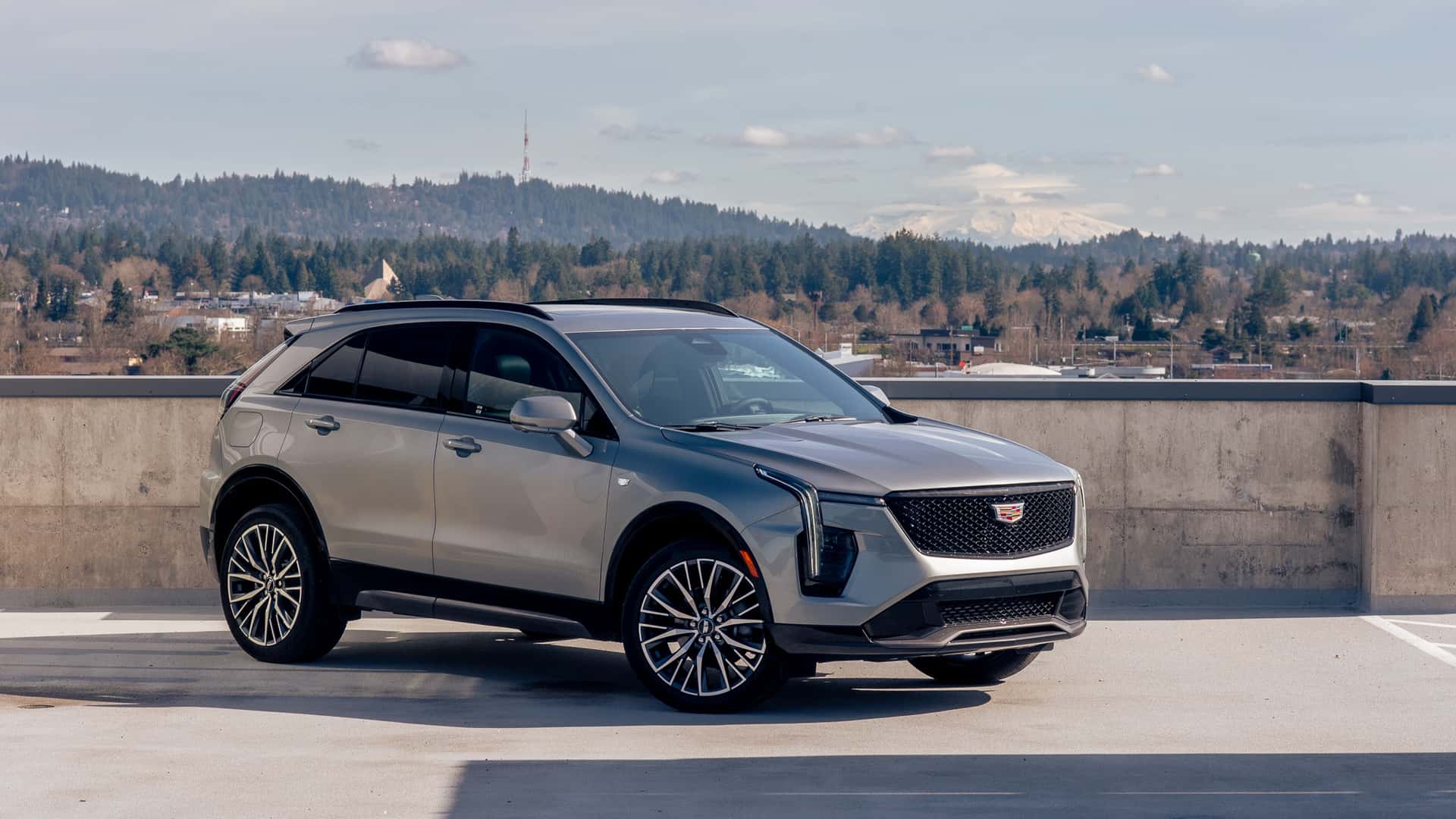 https://cdn.motor1.com/images/mgl/g4MJgP/s1/2024-cadillac-xt4-350t-awd-argent-silver-metallic.jpg