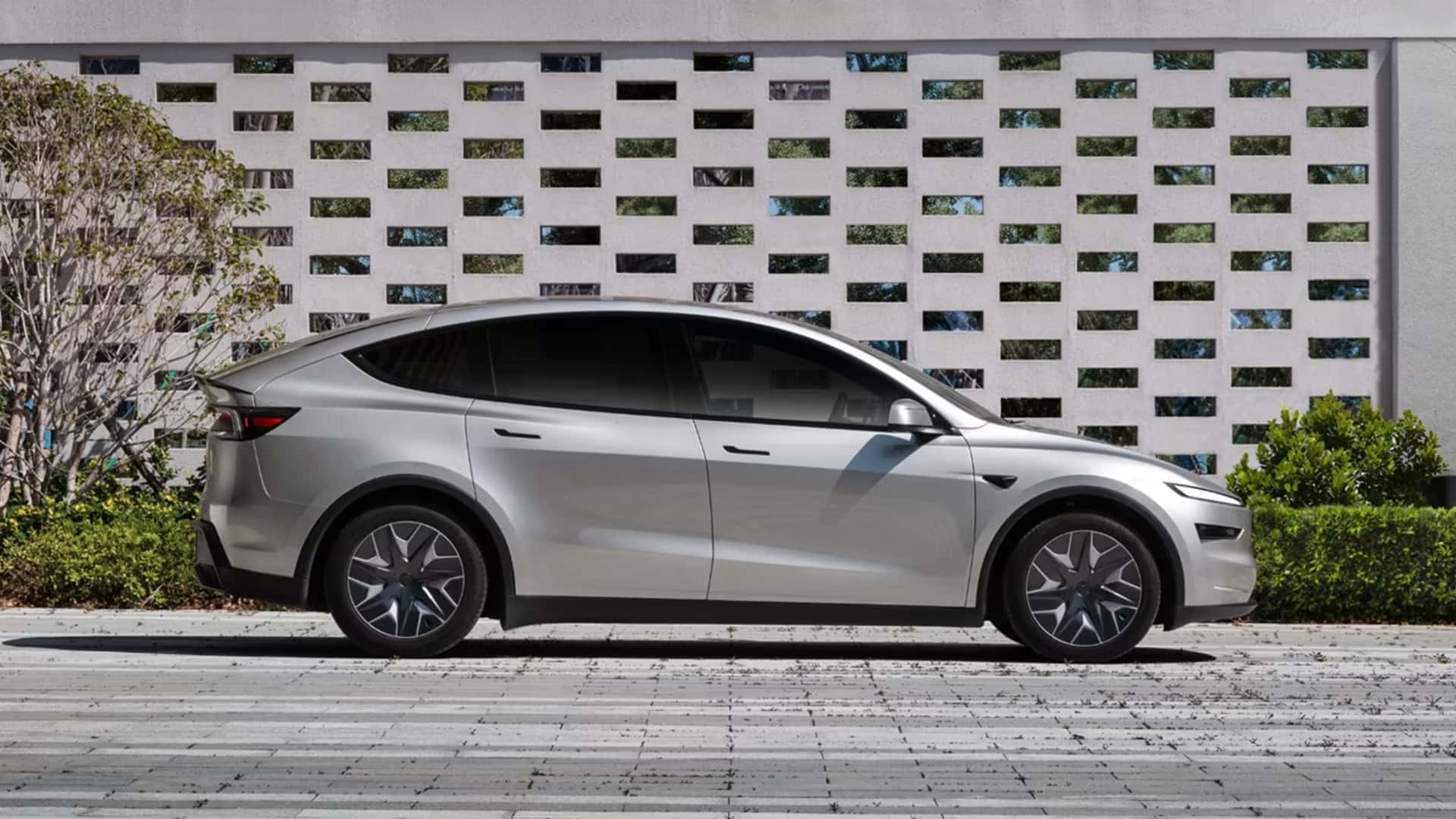 Tesla Model Y L профиль, серебристый кузов
