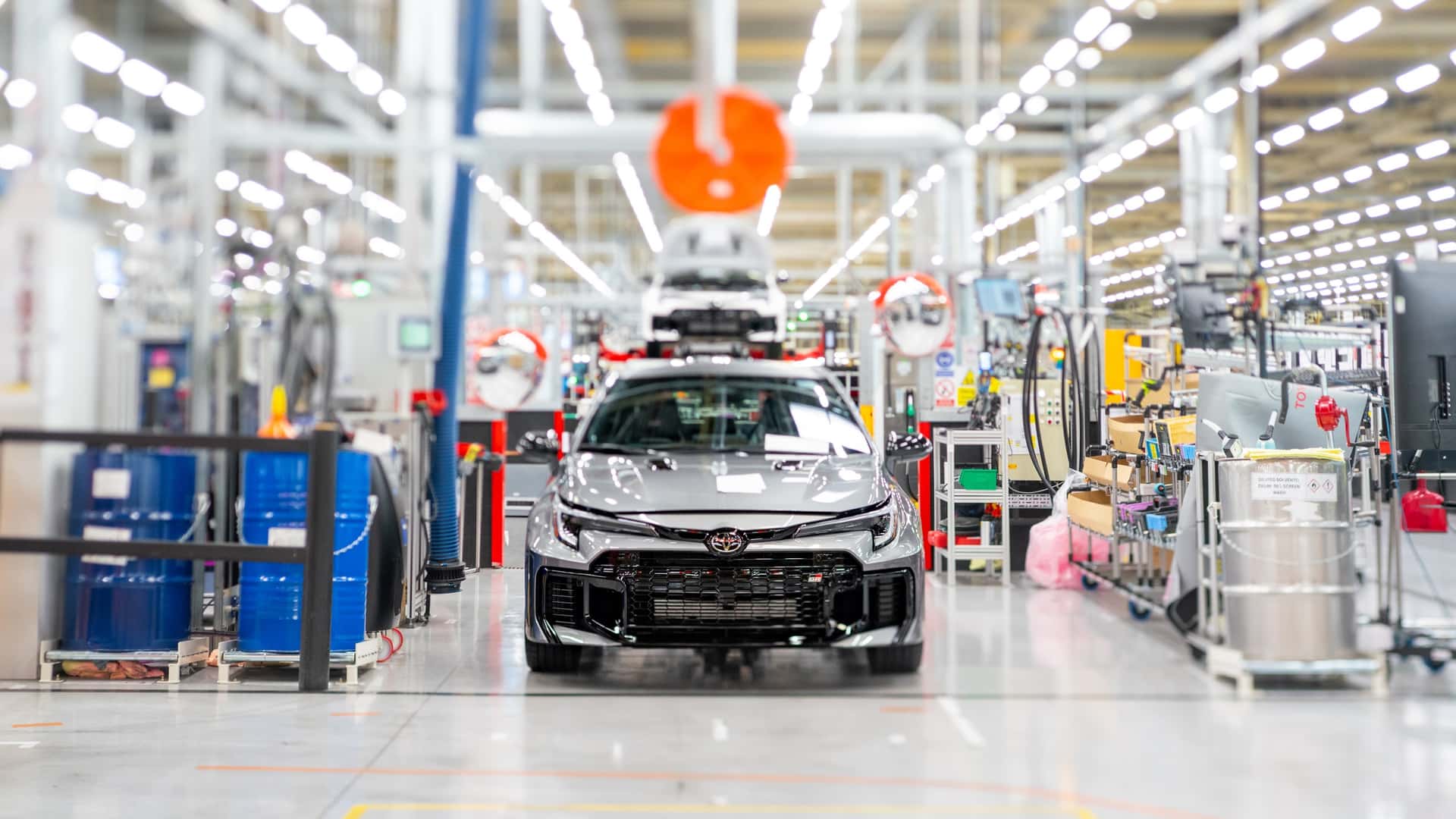 https://cdn.motor1.com/images/mgl/g4ONr4/s1/toyota-gr-corolla-uk-plant-tour.jpg