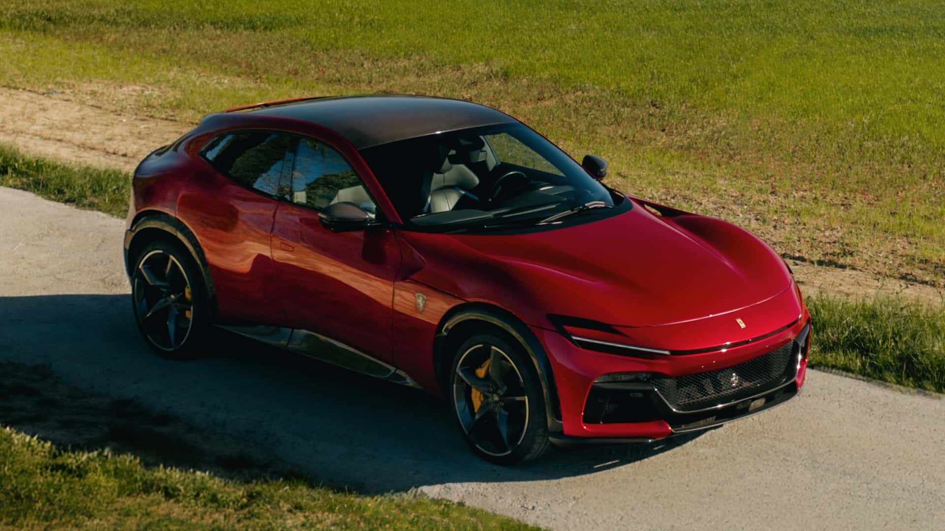 سيارة فيراري الرياضية متعددة الاستخدامات تُصبح أكثر دقةً مع حزمة تحسينات جديدة للأداء