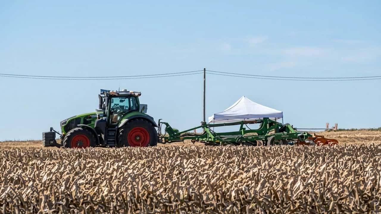 trattore-claas-mascherato-in-pista-e-gia-semi-autonomo