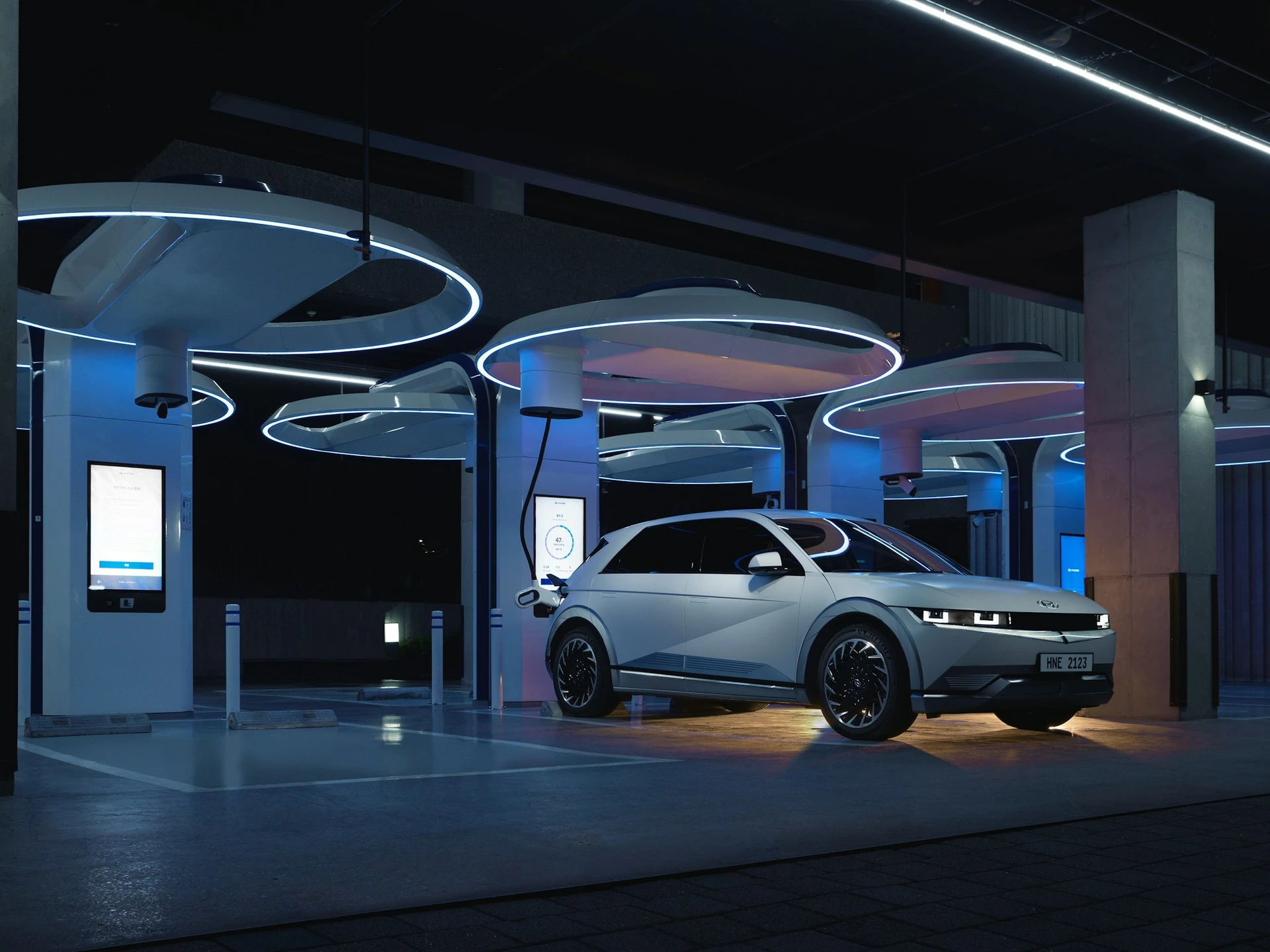 https://cdn.motor1.com/images/mgl/g4gxL8/134%3A0%3A2129%3A1597/hyundai-ioniq-5-charging-gangdong-south-korea.webp