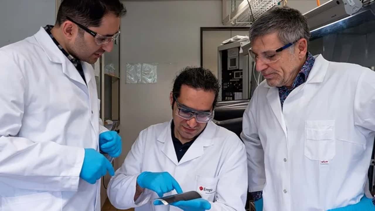 Ricercatori dell'Empa con il grafene usato per i supercondensatori