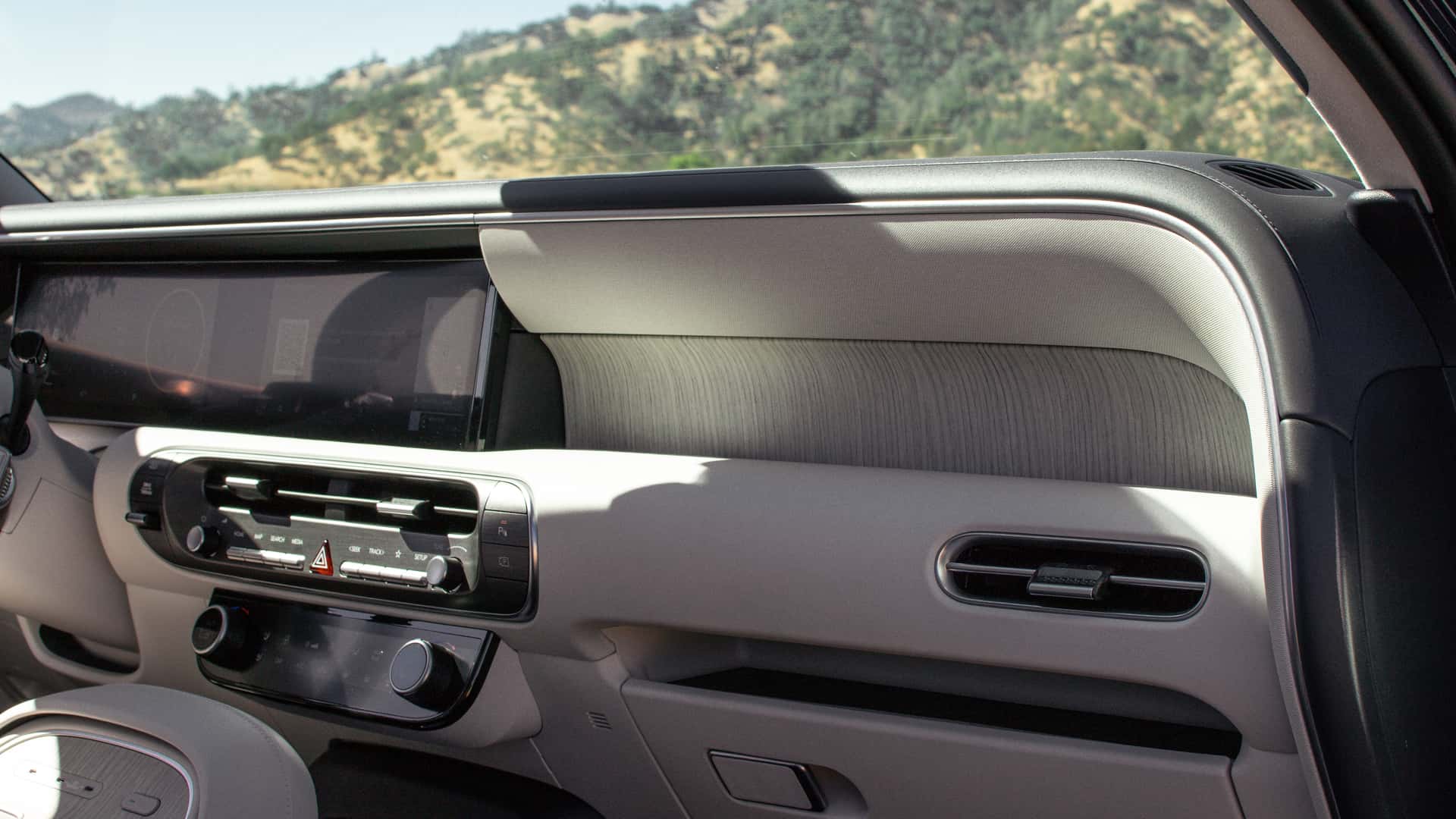 https://cdn.motor1.com/images/mgl/g4k6KN/s1/2026-hyundai-palisade-review.jpg