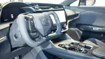 Lexus RZ 550e 2025 vista dal vivo