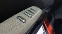 Changan Deepal S07 (2026): elegante effetto legno all'interno della portiera, ma senza pulsanti per regolare gli specchietti retrovisori esterni. La portiera si apre con il pulsante in alto a destra