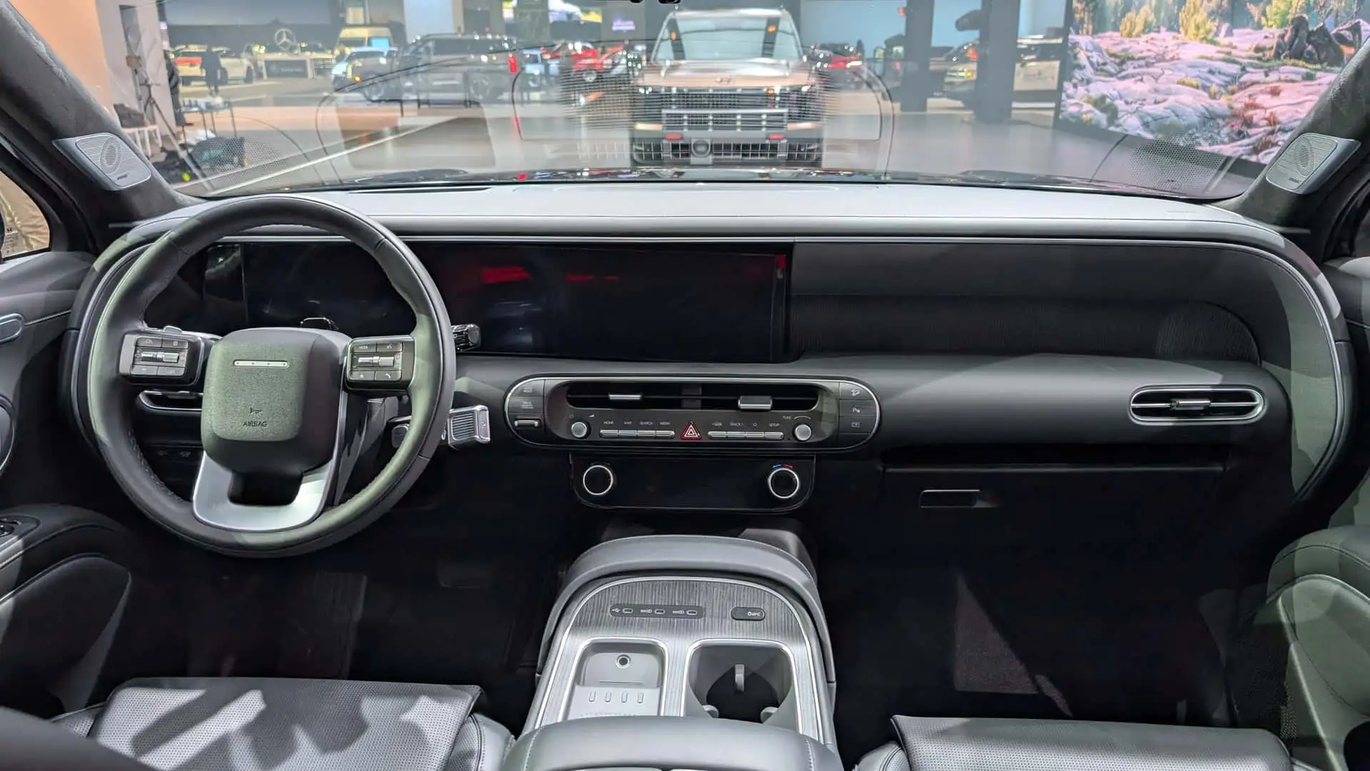 https://cdn.motor1.com/images/mgl/g4kPQ4/s1/2026-hyundai-palisade-hybrid-interior.webp