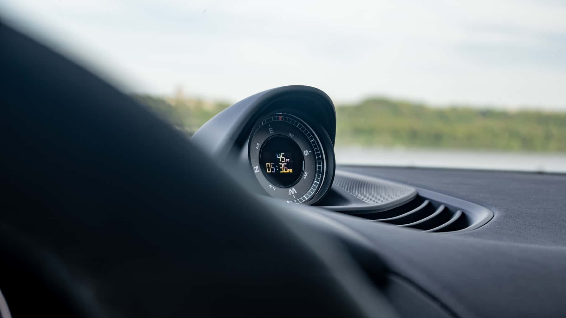 https://cdn.motor1.com/images/mgl/g4kVnE/s1/2025-porsche-taycan-4s-cross-turismo.jpg