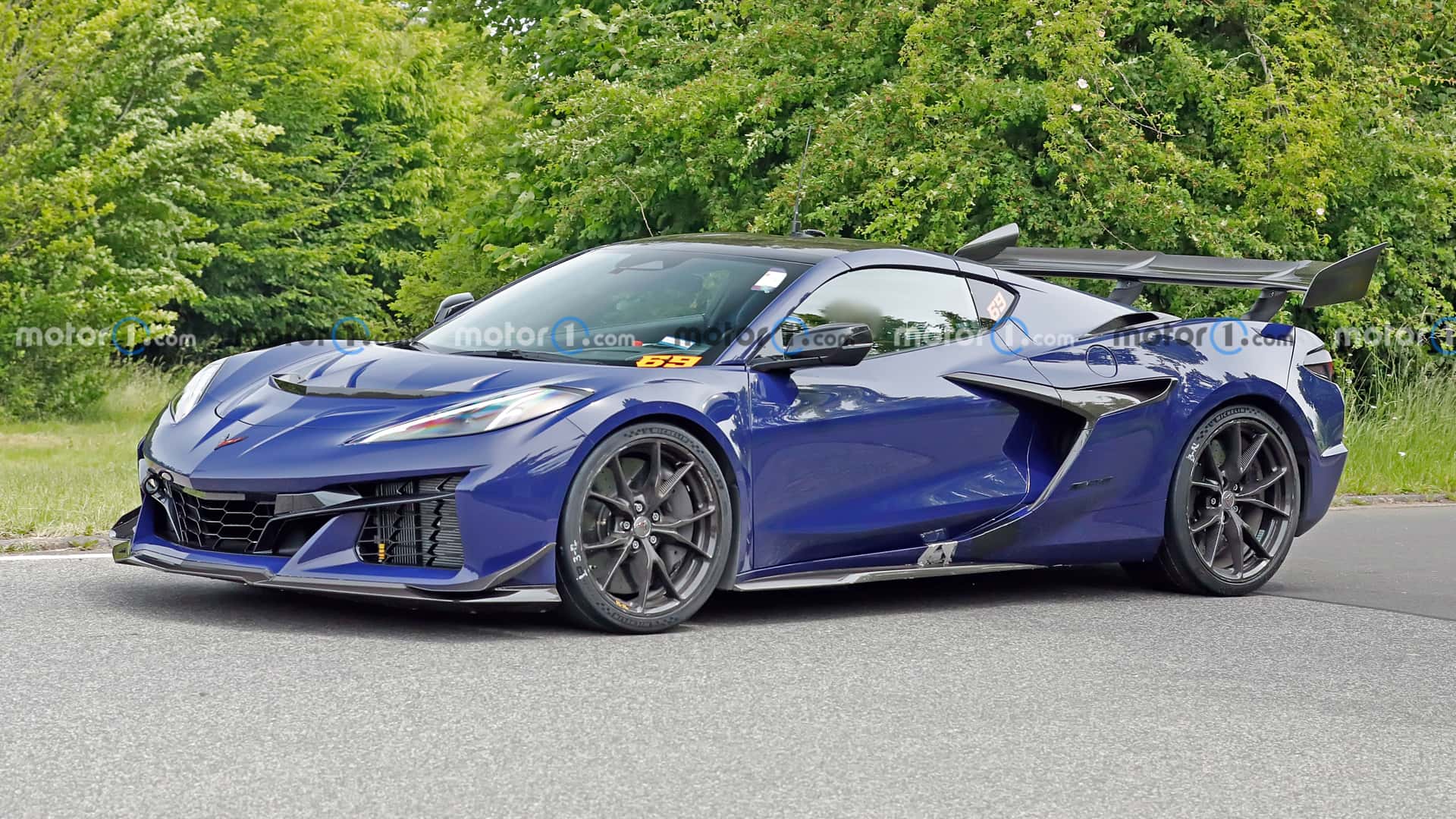https://cdn.motor1.com/images/mgl/g4kXGm/s1/2026-chevrolet-c8-corvette-zora-spy-shots-undisguised-exterior-5.jpg