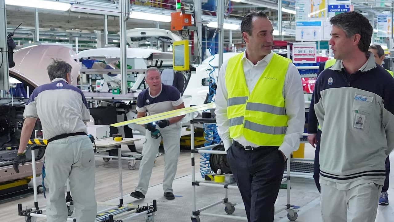 Il tour delle fabbriche del nuovo ceo di Stellantis