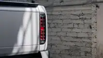 Slate Truck — Außenansicht mit Rücklicht-Detail