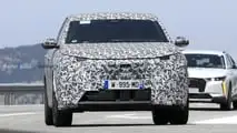 Foto spia con vista frontale della Peugeot 3008 2024
